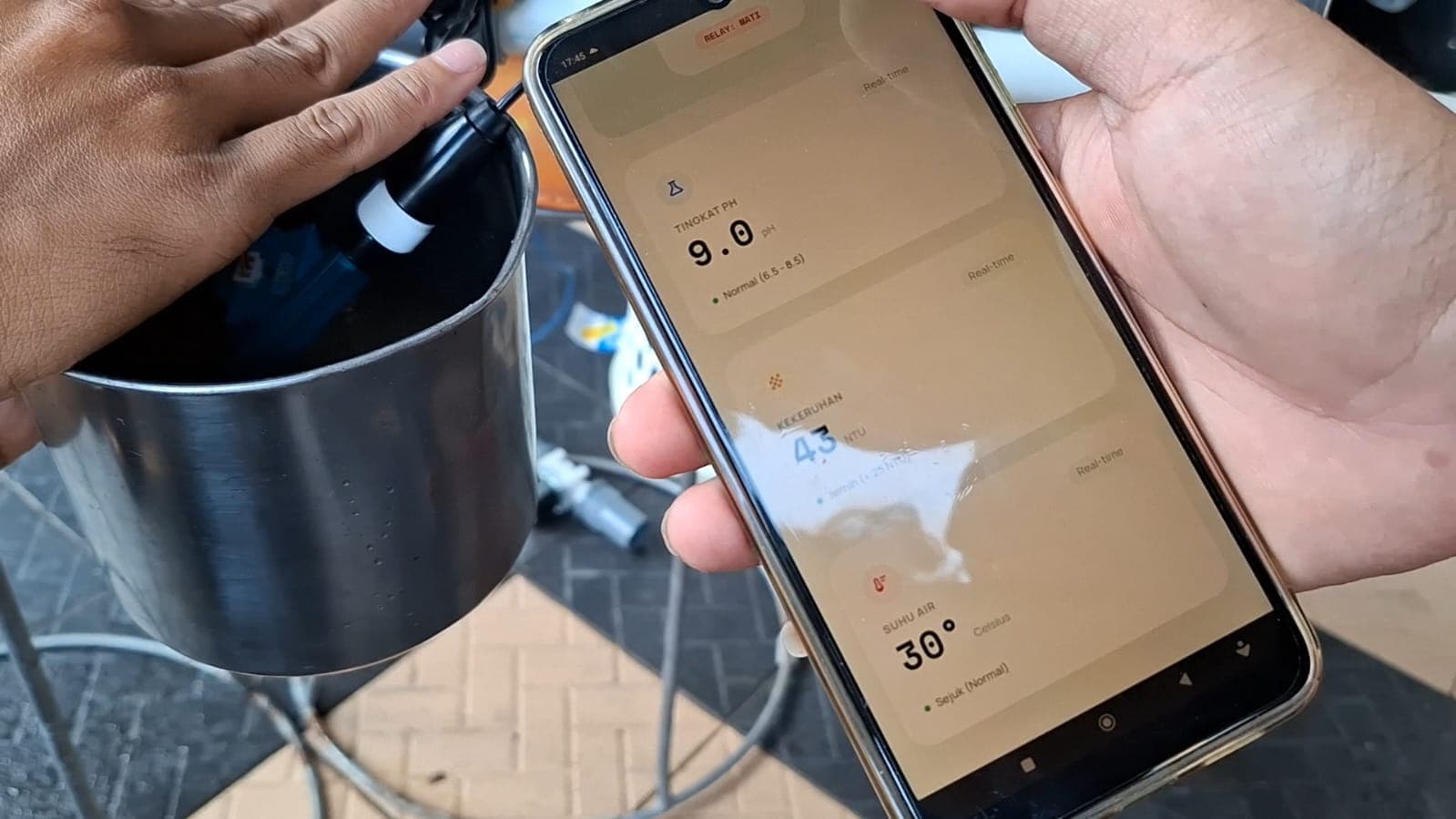 Smart sensor dashboard pada layar ponsel yang menampilkan nilai pH, kekeruhan, dan suhu air secara real-time.